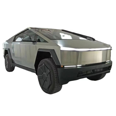 Camión eléctrico Tesla Cyber Off-Road de plata con cuerpo de acero y velocidad máxima de 180 Km / h