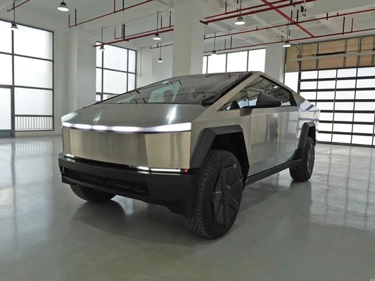 Camión eléctrico Tesla Cyber Off-Road de plata con cuerpo de acero y velocidad máxima de 180 Km / h