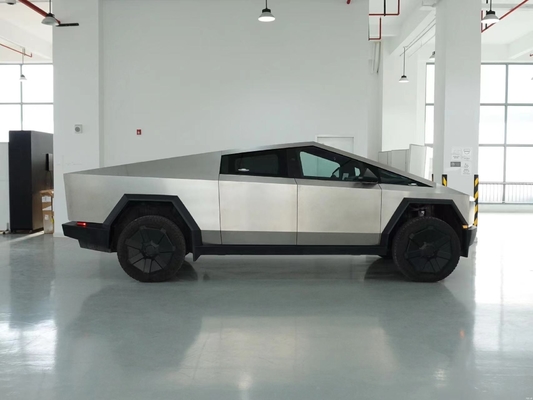 Camión eléctrico Tesla Cyber Off-Road de plata con cuerpo de acero y velocidad máxima de 180 Km / h