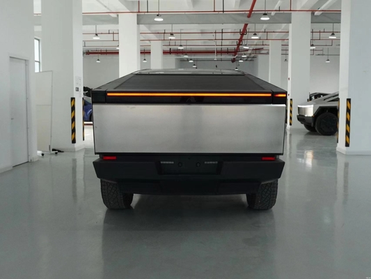 Camión eléctrico Tesla Cyber Off-Road de plata con cuerpo de acero y velocidad máxima de 180 Km / h