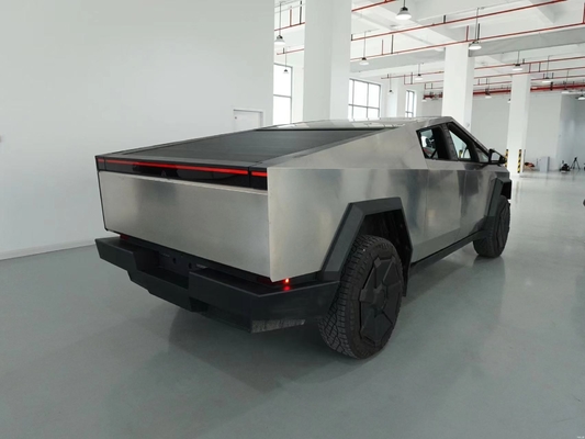 Camión eléctrico Tesla Cyber Off-Road de plata con cuerpo de acero y velocidad máxima de 180 Km / h