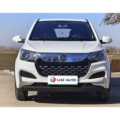 El coche eléctrico de 2024 en un vehículo de cuatro ruedas adulto de baja velocidad con 200 Km de alcance de crucero