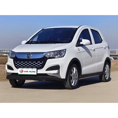 El coche eléctrico de 2024 en un vehículo de cuatro ruedas adulto de baja velocidad con 200 Km de alcance de crucero