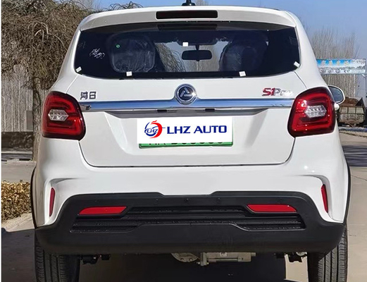El coche eléctrico de 2024 en un vehículo de cuatro ruedas adulto de baja velocidad con 200 Km de alcance de crucero