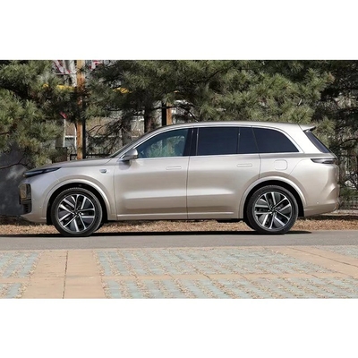 El mejor SUV familiar de Li L8 con asientos de cuero y control climático automático.