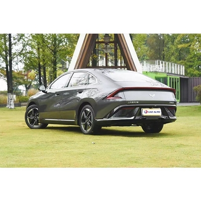 Experimente el lujo con el 2024 Starlight Hybrid Sedan de 5 puertas y 5 asientos de Wuling