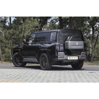 El popular SUV de lujo de 2024 BYD U8 con batería avanzada y capacidad de giro.