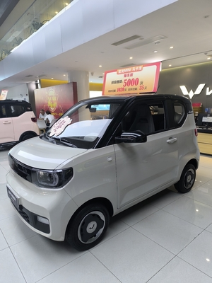 Dirección izquierda Mini coche eléctrico Wuling con velocidad máxima de 100 Km/h y 4 asientos 120km