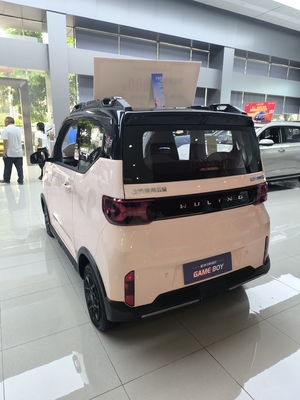 Dirección izquierda Mini coche eléctrico Wuling con velocidad máxima de 100 Km/h y 4 asientos 120km