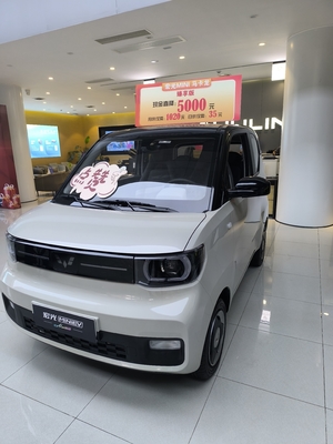 Dirección izquierda Mini coche eléctrico Wuling con velocidad máxima de 100 Km/h y 4 asientos 120km