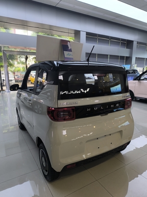 Dirección izquierda Mini coche eléctrico Wuling con velocidad máxima de 100 Km/h y 4 asientos 120km