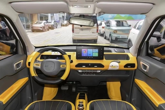 Vehículo Geely Panda Mini Energy equipado con cámara trasera con un alcance de 200 km y 3 cilindros