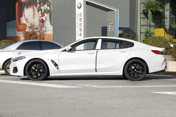 BMW 840i 2023 Auto de alto rendimiento con cuatro puertas y ventana trasera eléctrica