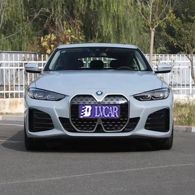BMW i4 el vehículo de lujo de energía equipado con ABS que es un éxito con los compradores