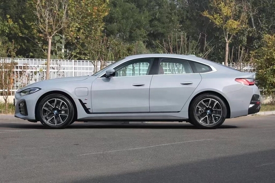 BMW i4 el vehículo de lujo de energía equipado con ABS que es un éxito con los compradores